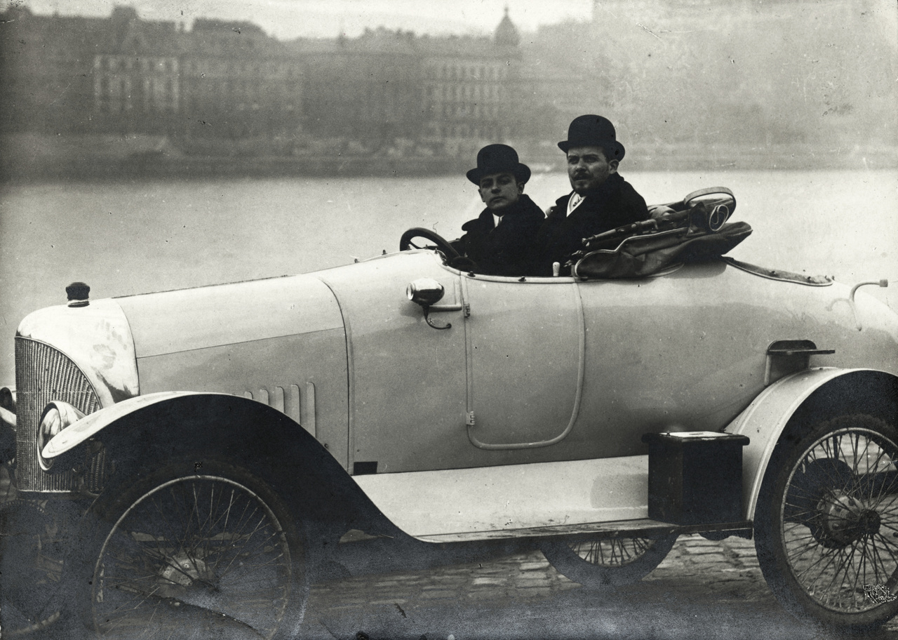 KÉP: Ford 18 / 24 HP special egyedi építésű sportkocsi. A volánnál Vértes (később Vértessy) Vilmos, mellette Baráth Leó László a gépkocsi építtetője és tulajdonosa, 1913.A kereskedelem az 1920-as évek második felében a főváros után a nagyobb vidéki városokra is kiterjedt, így például Győrben és Békéscsabán is megjelent. Sőt, ekkortájt már autóhitel-intézetek is létrejöttek: a vásárlóknak rendszerint a teljes vételár harmadát-negyedét kellett előre kifizetniük. 1926-ra már 5285 személyautó volt Magyarországon. 1928-ban pedig autó-szépségversenyt is tartottak a Margitszigeten, a Concours d'Elegance nemesi családokat és a kor hírességeit is vonzotta. Napjainkban már Balatonfüred ad otthont a Concours-nak.
