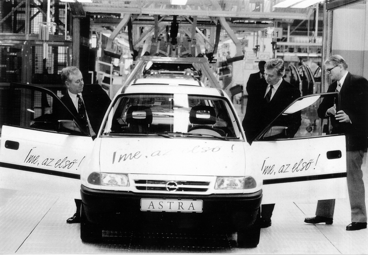 KÉP: Antall József és az első Astra.A rendszerváltás komoly változásokat hozott az autózás tekintetében is. Egyrészt sokkal szabadabban jöhettek be az országba a nyugati modellek, másrészt pedig több európai vagy éppen távol-keleti gyártó megtelepedett hazánkban. Úttörőként az Opelt említhetjük, akik Szentgotthárdon kezdték meg a termelést 1992-ben. Akkor gördült le a sorról az első Magyarországon gyártott modern kori autó, amely egy Astra F volt. A típus a kilencvenes években meghatározó része volt az utcaképnek, de tartósságának köszönhetően még ma is rengeteg fut belőle. 