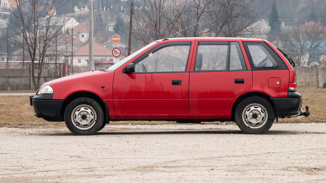 KÉP: Suzuki, avagy a mi autónk. Nem sokkal maradt le az Opel mögött a japán Suzuki sem. Ők is 1992-ben kezdték a munkát Esztergomban, 1994-ben az Audi követte őket Győrben. 2012 óta Mercedes-gyára is van hazánknak Kecskeméten, és beruház Debrecenben a BMW. De térjünk vissza a Suzukihoz! Első, hazánkban gyártott modelljük a Swift volt – ebből egyliteres és egyhármas is készült. Kedvező ára és megbízhatósága miatt kimondottan kedvelték a vevők, az olcsó fenntarthatóság pedig a használtpiacon is nagyon vonzóvá tette. Később persze újabb modellekre váltott az esztergomi üzem, az egymilliomodik autó 2006-ban készült el, de 2017-ben már a hárommilliót is elérték.