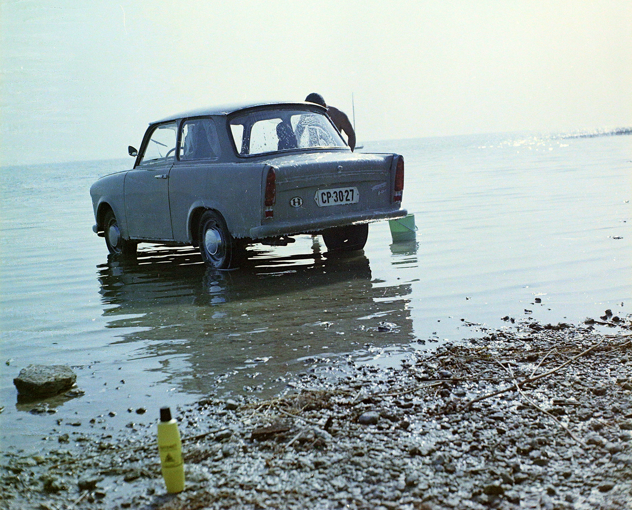 KÉP: A Balatonban fürdetik a Trabant 601 típusú személygépkocsit, 1971.Ekkoriban főként Trabantra, Wartburgra, Moszkvicsra volt kilátásuk az autóra vágyóknak. Nagyon népszerűnek számított az 1963-tól gyártott Trabant 601, amelyből az évtizedek során igazi kultautó, afféle szimbólum lett, ma is imádott veterán. Fém vázszerkezetének borítását duroplast műanyagból gyártották, kéthengeres motorja kétütemű volt. A hatvanas évek második felében egy 601 Limousine 46 ezer forintba került, míg az Universalért 50 ezret kértek el. A kétezres években aztán a kétütemű autók kezdtek egyre inkább nem kívánatossá válni, többször belengették, hogy a környezetvédelmi felülvizsgálat feltételeit alaposan megszigorítják számukra. Míg a haladékot újra és újra megtoldották, közben a kétütemű kocsik szinte teljesen kikoptak a napi forgalomból, néhány kivétellel főleg hobbiautóként tartják őket.A technikai fejlődés mellett a környezetvédelmi előírások fokozatos szigorítása a másik oka az egyre tisztább üzemű autók terjedésének. Ma már az autógyárak a vásárlói igényeket figyelembe véve fontosnak tartják, hogy forgalomba hozzanak a hagyományos benzinesnél és dízelnél tisztább üzemű modelleket is. Az új és alternatív technológiák használata egyszerre van jelen gyártói és fogyasztói oldalon is. Az elmúlt évtizedek során különböző éghajlatváltozási jelenségek miatt az emberiség változtatni kényszerült a hétköznapi dolgokhoz való hozzáállásán. Pár éve még ritkaság volt a zöld rendszámú autó az utakon, ma már ez teljesen megszokott. A kipufogógáz és a kibocsájtott füst ezzel mérséklődött, de az ember nem csak a volán mögött ülve, a gázpedált nyomva tud füstöt kibocsátani, hanem például a dohányzás során is. Autóeladásnál előny a nemdohányzó tulajdonos, hisz akkor azt feltételezheti a vevő, hogy a dohányzás során keletkező füst nem került az autókárpit szöveteibe, hiszen a füst nemcsak büdös, hanem az egészségre káros is.Az Amerikai Egyesült Államok Élelmiszerengedélyeztetési Hivatalának (FDA) kutatása szerint a cigaretta égése során közel hétezer vegyület szabadul fel, és ebből 93-ról már bizonyított, hogy káros vagy potenciálisan káros az egészségre. Sokan még manapság is úgy vélik, hogy elsősorban a nikotin felelős a dohányzáshoz kapcsolódó megbetegedésekért, amely valóban függőséget okozó anyag, és többek között fejfájást, szédülést okozhat. Azonban nem a nikotin, hanem az égés és az égés során keletkező füst a dohányzással kapcsolatos megbetegedések elsődleges kiváltó oka. Az égés ugyanis nemcsak a belsőégésű motoroknál, hanem a dohányzásnál is ártalmas anyagok felszabadításával jár.  A legjobb tehát az, ha egyáltalán nem szokunk rá a dohányzásra, vagy ha ez megtörtént, akkor igyekszünk mihamarabb abbahagyni. Ezzel nem csak önmagunk, hanem környezetünk egészségéért is teszünk, ráadásul a leszokással párhuzamosan csökken a dohányzáshoz köthető betegségek kockázata is. Aki viszont valamilyen ok miatt nem szokik le, azok számára ma már léteznek füstmentes technológiák, amelyek a cigarettánál kevésbé káros alternatívát nyújthatnak.