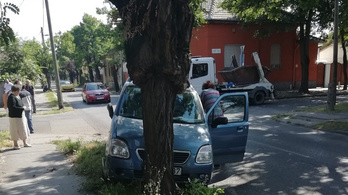 Fának ütközött egy autó a XIX. kerületben