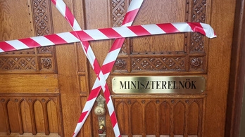 Piros-fehér szalagot kötöttek Orbán Viktor parlamenti dolgozószobájára