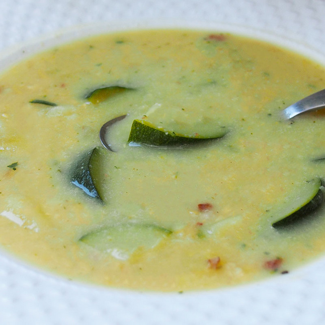 Sűrű, laktató leves cukkinivel és kukoricával – 30 perces amerikai fogás