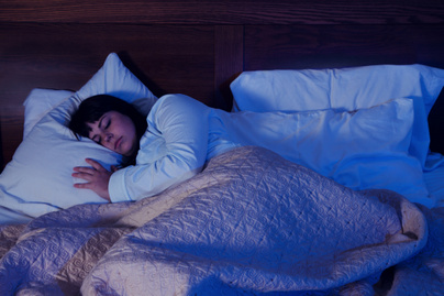 Mi történik a szervezetedben, ha bekapcsolt TV mellett alszol? Hosszú távon depressziót is okozhat