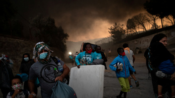 Több ezer ember kellett, hogy elhagyja otthonát Görögországban a bozóttüzek miatt