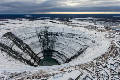 Hihetetlen mélységű gyémántbányát ástak Oroszországban: a lyuk helikoptereket is beszippanthat