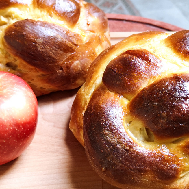 Almával font, puha kalács a zsidó újévre – Cukor helyett méz kerül a tésztájába