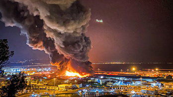 Egy robbanás után hatalmas tűz ütött ki Ancona kikötőjében