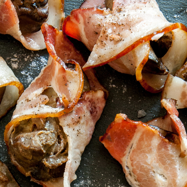 Olcsó és nagyon finom: a baconbe tekert csirkemáj 30 perc alatt elkészül