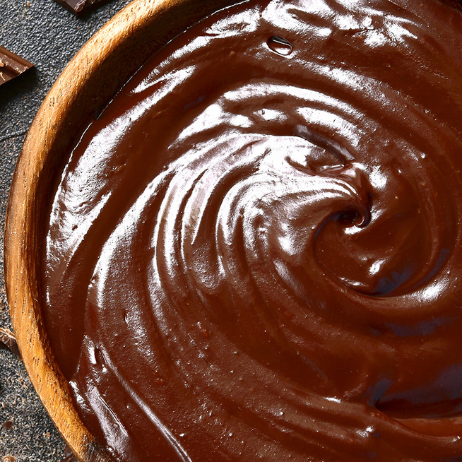 Hogyan lesz szép fényes a csokimáz a süti tetején? 3 tippet mutatunk a tökéletes csokibevonat készítéséhez