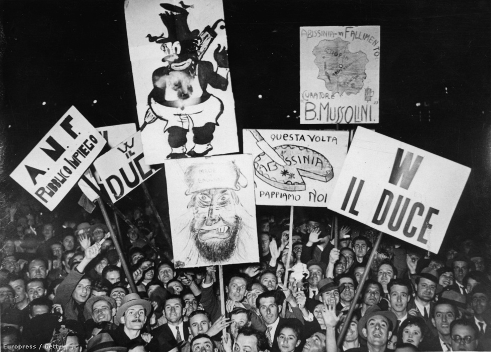 1923-ban Mussolini miniszterelnök új választójogi törvényt fogadtatott el, egy évvel később pedig a választásokat durván elcsalva erősítette meg a hatalmát. Még egy évvel később fel is oszlatta a parlamentet, és elkezdte kiépíteni a totális fasiszta diktatúráját.
