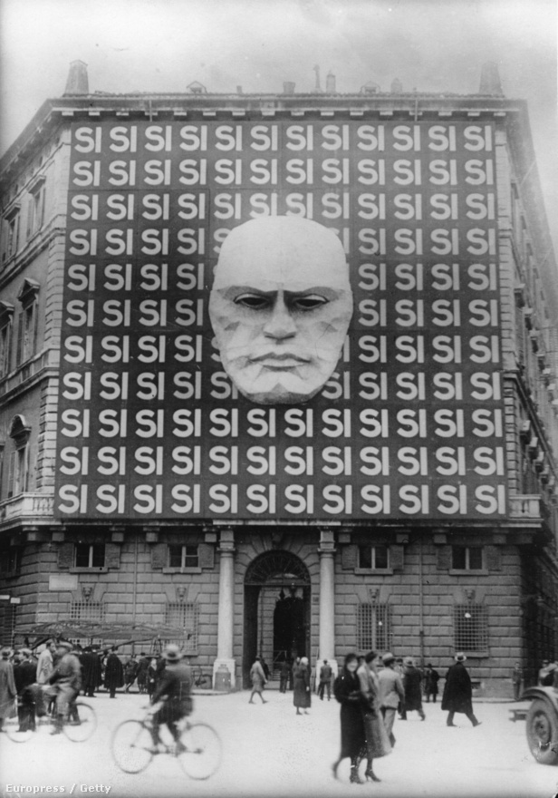 Propagandaplakát 1934-ben a Palazzo Braschin. A neoklasszikus épületet a fasizmus alatt Mussoliniék főhadiszállásként használták. A háború után 300 menekült család lakott benne, akik a hideg miatt tüzeket raktak az épületben. Ekkor égett le a falakról a freskók nagy része.