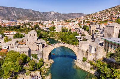 A Balkán egyik legszebb városkája Mostar: türkizkék folyó szeli ketté, nagy múltú híd köti össze
