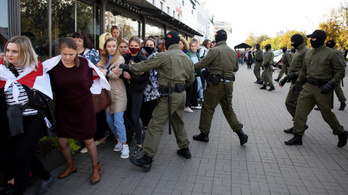 Több száz Lukasenko-ellenes tüntetőt vettek őrizetbe Miniszkben