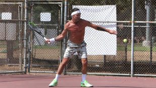 A félmeztelenül teniszező Gavin Rossdale teste még mindig irigylésre méltó