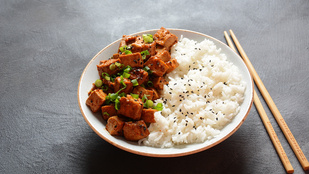 A tofunak is jól áll a teriyaki hangulat, így lesz a legfinomabb a vega alapanyag