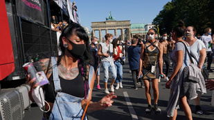 A berliniek kínjukban tartottak egy mini-Love Parade-et