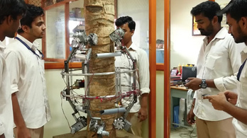 Kókuszfára mászik az indiai robot