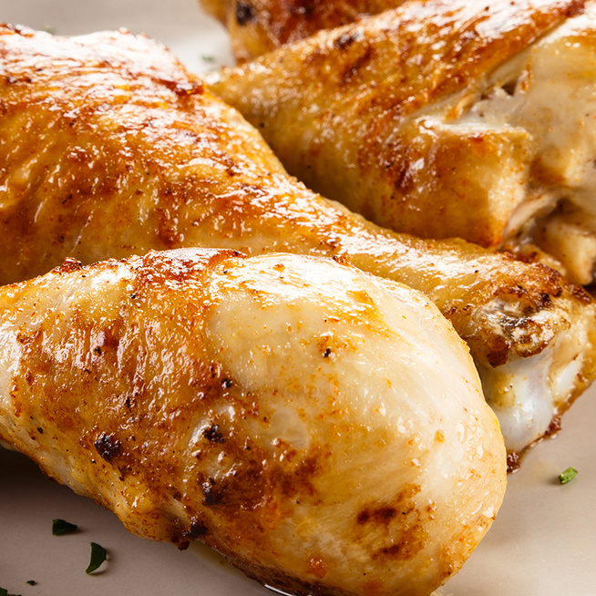 Illatos, szaftos csirkecombok a sütőből: a joghurttól elképesztően omlós lesz a hús