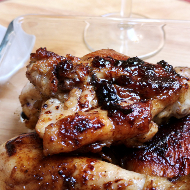 Szaftos csirkecombok mézes-fahéjas mázban – Édes és pikáns szószban sül omlósra a hús