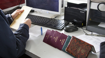 1735 útlevelet manipulált egy magyar határrendész