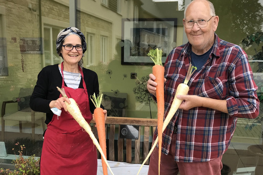 Óriási zöldségeket termeszt az idős férfi a kertjében: odavannak érte az internetezők