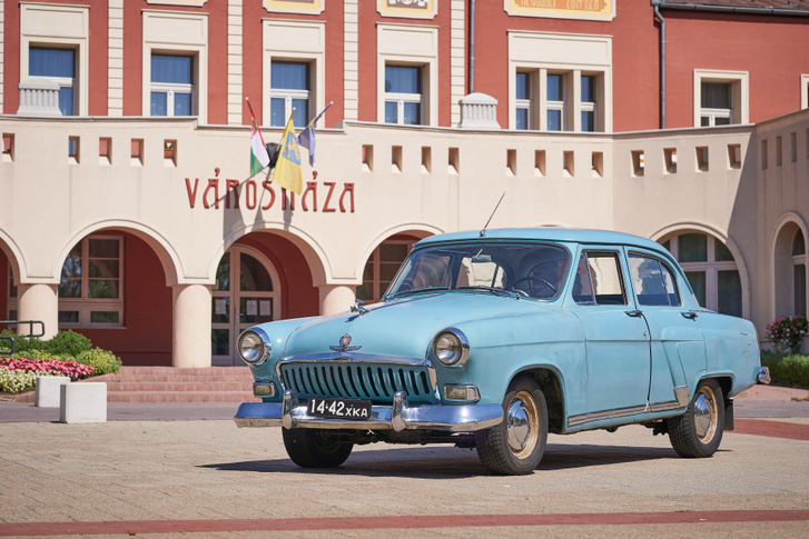 Az eredeti szovjet rendszám harkovi, az autót az ugró szarvas, a krómdíszek száma és a hűtőrács alakja második szériás, belpiacos kivitelként azonosítja