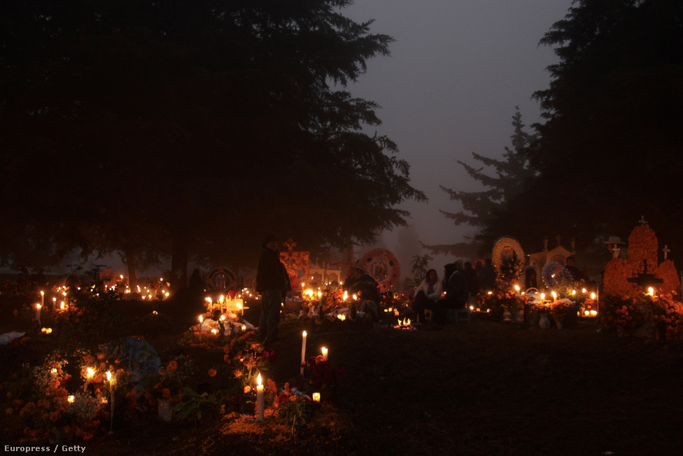 Mécsesek égnek egy patzcuaroi temetőben Mexikóban. Fényük segít a holt lelkeknek visszatalálni végső nyughelyükre.