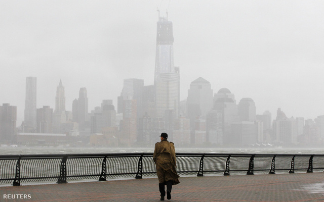Eső, köd és sűrű felhők jelzik a Sandy hurrikán közeledtét New Yorkban. Magyar idő szerint éjjel 1-kor éri el a hurrikán a keleti partvidéket, New Yorkban már közel 400 ezer embert telepítettek ki, a belvárosba három méternél is magasabb vízfal zúdulhat.
New York a legrosszabbtól is tart: a városban nem jár a metró, a busz, a vonat, törölték a repülőjáratokat és 2001. szeptembere óta először bezárt a tőzsde is.