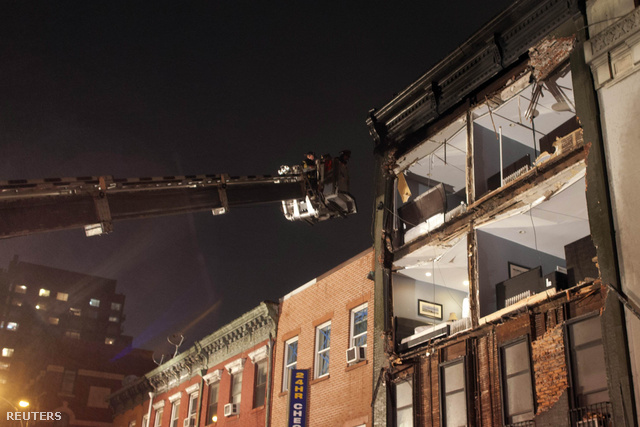 Leomlott homlokzatú háznál dolgoznak tűzoltók Manhattanben