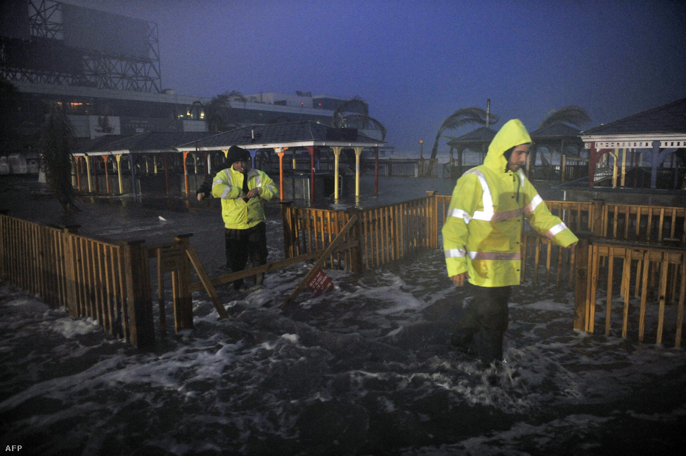 A vízszint az első árhullám alatt Atlantic Cityben. A következőt magyar idő szerint délután kettőre várták. A várost végül teljesen elöntötte a víz.