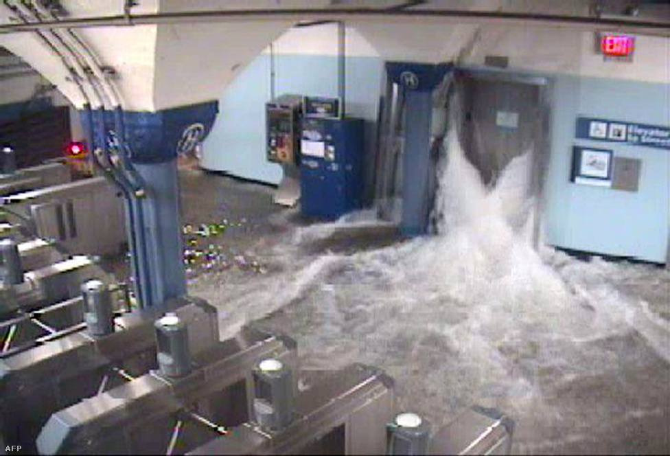 Betört a víz metróba több helyen is, a képen a Hoboken állomás New Jerseyben. Napokig el fog tartani amíg kiszivattyúzzák az összes vizet az állomásokból.