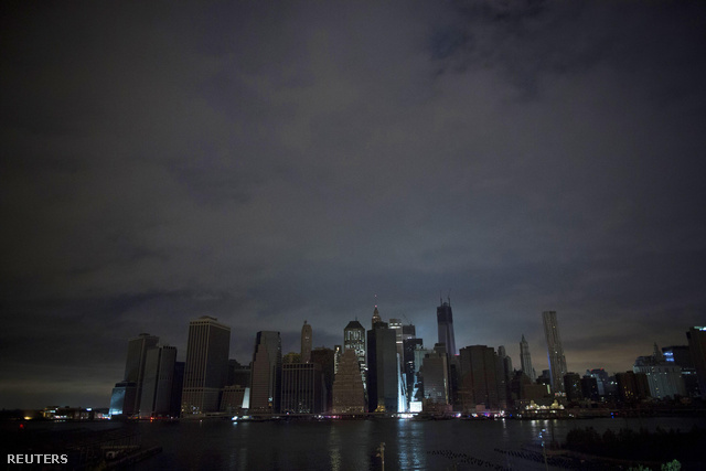 New York polgármestere, Michael Bloomberg helyi idő szerint kedd este a manhattani városházán mondott beszédében úgy fogalmazott, hogy New York szerdán már ismét működni fog. "Legalábbis ott, ahol van áramszolgáltatás" - tette hozzá.