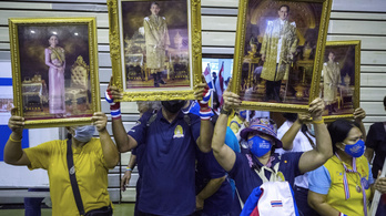 Tabut döntöttek Thaiföldön: beszóltak a királynak