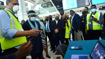 Dél-Afrika újra megnyitja határait a légi közlekedés számára