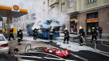 Benzinkút mellett lángolt egy busz Budán