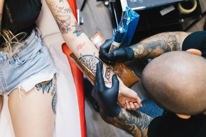 Mintha csak márvánnyal dolgozna a tetováló: remekműveit imádja az internet