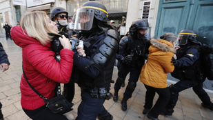 AMNESTY INTERNATIONAL: Önkényes tartóztattak le tüntetőket Franciaországban