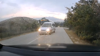 Távolsági buszt kényszerített vészfékezésre a szabálytalanul előző autós