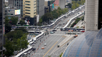 Buszokból épített fallal előzi meg a tüntetéseket a dél-koreai rendőrség