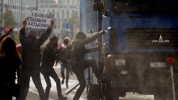 Vízágyú, fekete sisakos rendőrök és tömeges őrizetbe vételek Minszkben