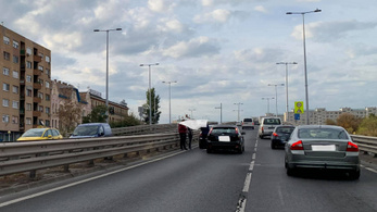 Baleset lassítja a forgalmat Budapesten az Árpád híd budai oldalán