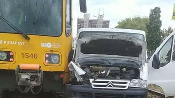 Kisteherautó ütközött villamossal Budapesten