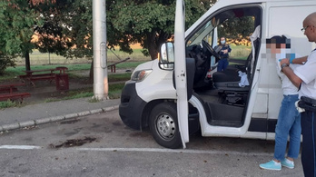 Menekültekkel telezsúfolt kisteherautót fogtak az M1-esen