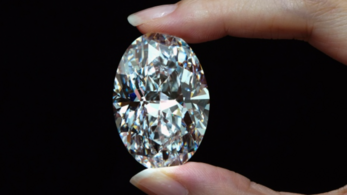 Csaknem ötmilliárd forintnyi összegért kelt el egy 102 karátos gyémánt