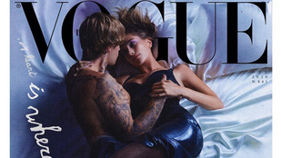 Justin Bieber felesége mellét fogja egy ágyjelenetben a Vogue Italia címlapján