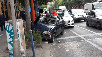 Autós üldözés volt IX. kerületben, egy fa állította meg a rendőrök elől menekülő sofőrt