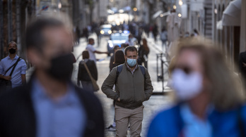 Egész Olaszországban újra kötelezővé tették a szabadtéri arcmaszkhasználatot