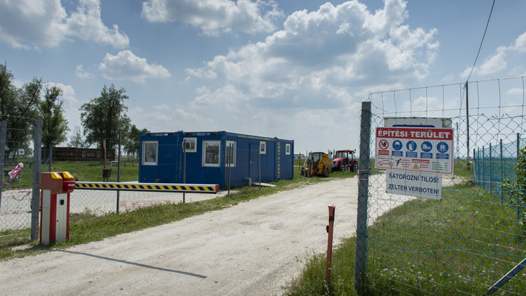 Környezetvédelmi területen dübörögnek a Mészáros-cég kamionjai