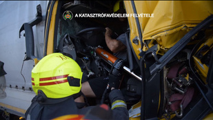 Videó: a saját lábán jött ki az összetört teherautóból